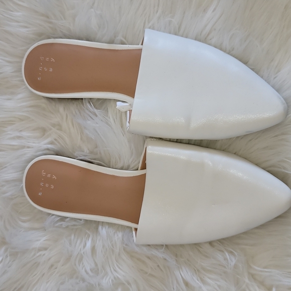 White Flats - Picture 1 of 3